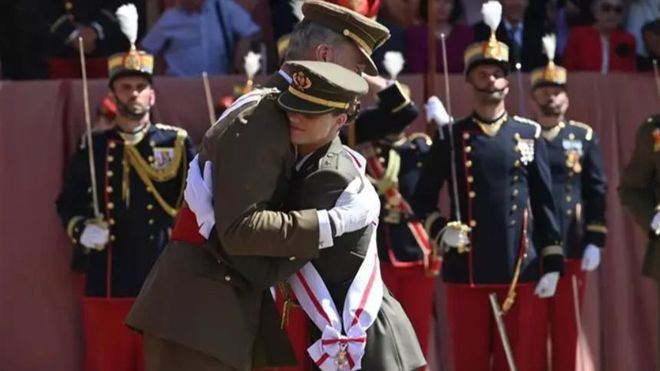 La princesa Leonor recibe su despacho de alférez de manos del Rey