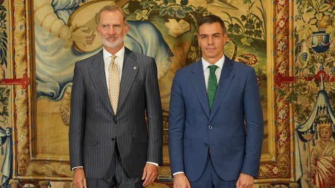 Felipe VI posa junto al presidente del Gobierno, Pedro Sánchez.