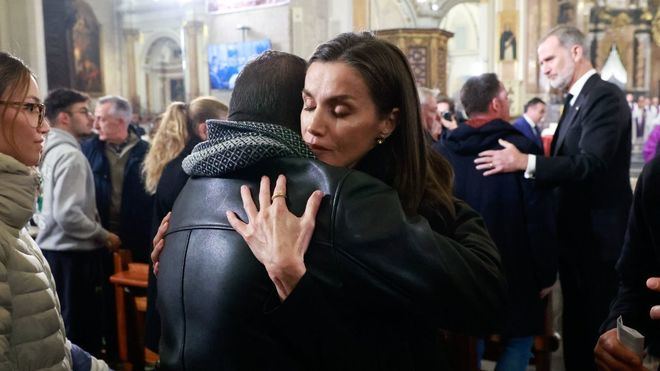 La reina Letizia abraza a un familiar de las víctimas