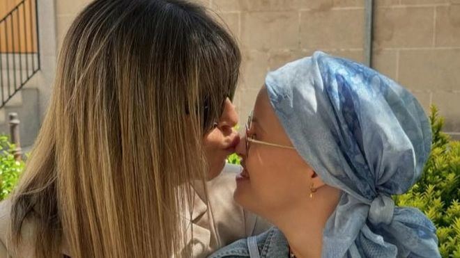 Paula Cisneros, en una bonita foto con su madre. 