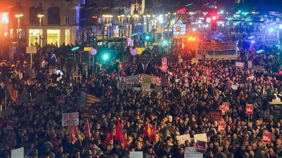 Multitudinaria tercera manifestación en Valencia contra Mazón