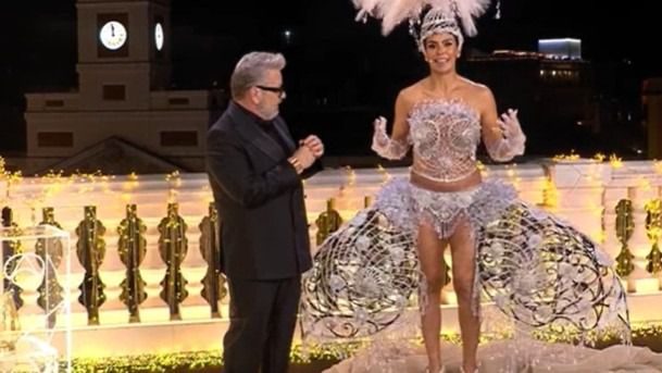 Descubre el sorprendente material del vestido de Cristina Pedroche en las Campanadas 2024