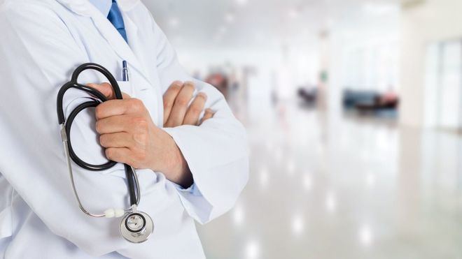 La ministra a los funcionarios: 'El Sistema Nacional de Salud está aquí para cuidarles'