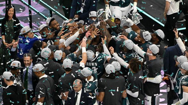 Los Philadelphia Eagles, levantando la copa que le acredita como ganador de la Super Bowl 2025. 