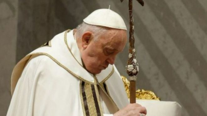 El papa Francisco ha pasado una noche tranquila aunque su estado es 'reservado'