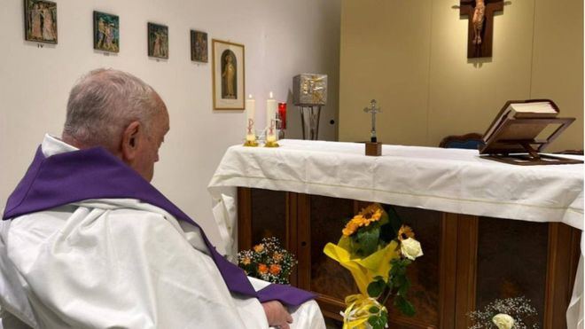 Primera foto del papa Francisco desde su hospitalización