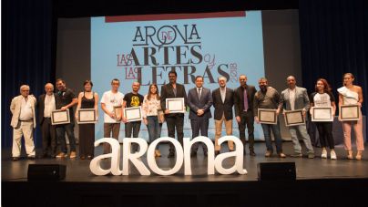 Arona premia las obras de una decena de artistas noveles en un acto protagonizado por Juan Bordes y Pérez-Reverte