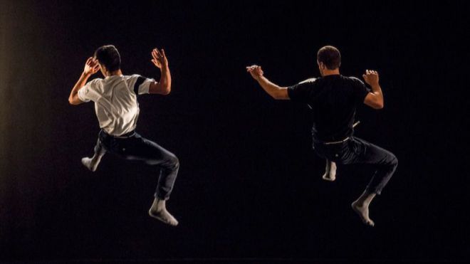 Estudiantes participan en la clase magistral sobre danza contemporánea de 23MASDANZA