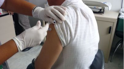 Los enfermeros podrán prescribir medicinas desde este miércoles que comienza la campaña de gripe