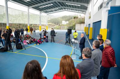 Antonio Morales y el alcalde de Guía inauguran la nueva cancha cubierta de Montaña Alta