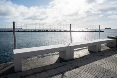 Más de un millón de euros del Cabildo renuevan los bancos y el muro de la Avenida Marítima de la capital grancanaria