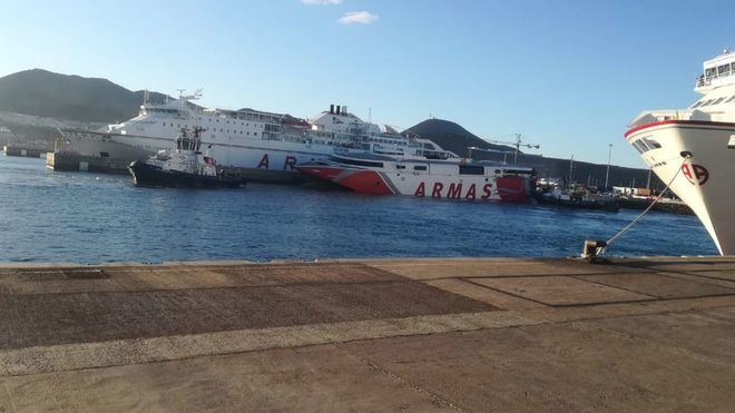Rescatan a tres personas que cayeron al mar en Gran Canaria tras chocar un buque de Armas con una embarcación