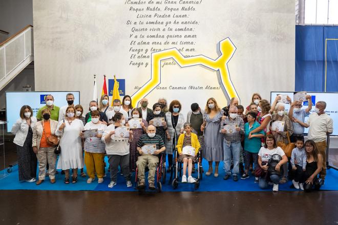 Antonio Morales entrega los diplomas del programa ‘Carro vela en tierra’ a usuarios del CADI Reina Sofía