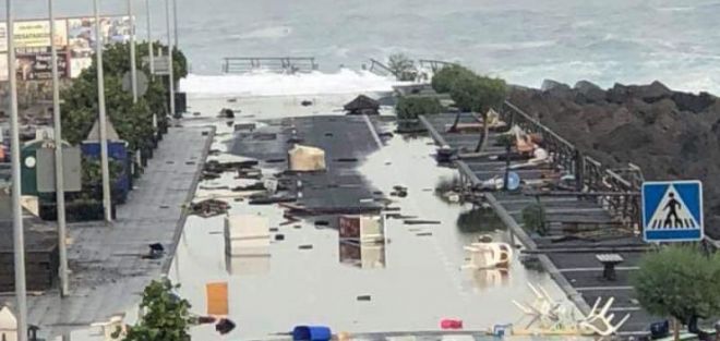 Las olas provocan importantes daños en el norte de Tenerife