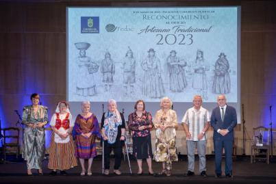 El oficio de la confección de la vestimenta tradicional protagoniza el reconocimiento del Cabildo a los artesanos