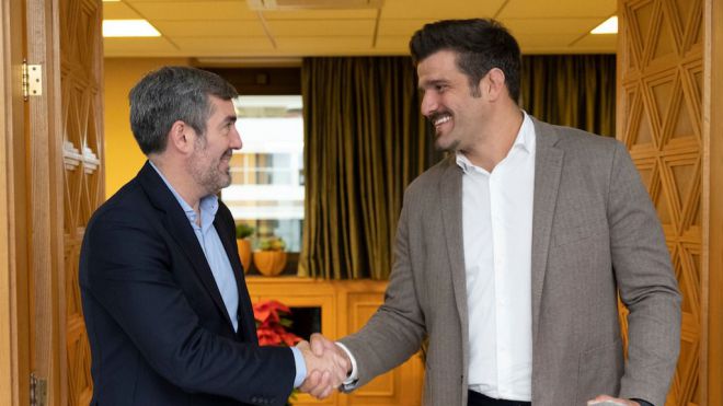 Fernando Clavijo rinde homenaje a Juan Espino, primer español en ganar un combate de la UFC