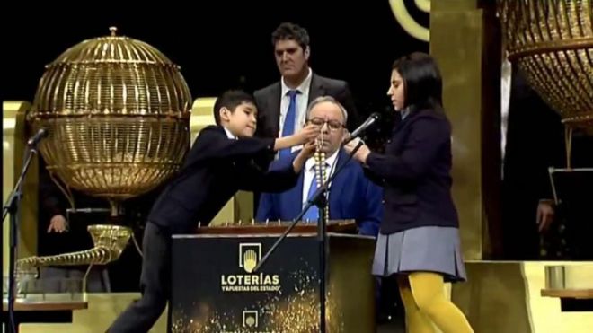 La suerte sonríe a Canarias con el 'Gordo', el tercero, un cuarto y quintos premios