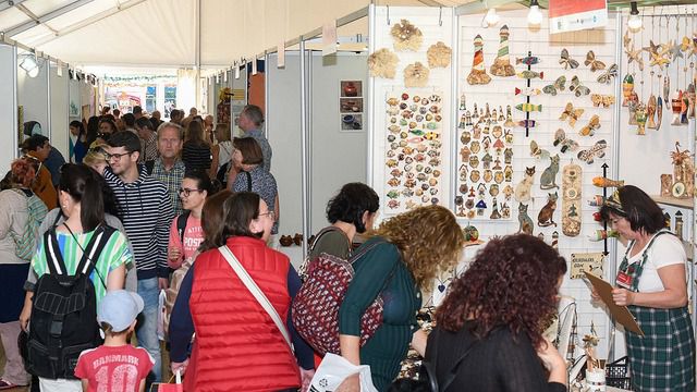 La Feria de Artesanía del Parque de San Telmo con un centenar de artesanos