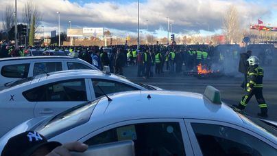 Centenares de taxistas cortan un tramo de la M-40 a la altura de Ifema
