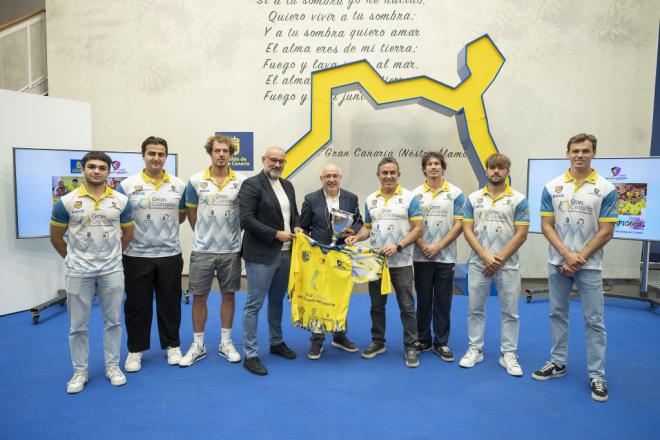 Triplete de trofeos del CV Guaguas, el CV Heildeberg Femenino y el Club de Hockey Línea Molina Sport