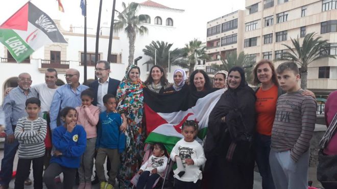 Izada la bandera saharaui en el Cabildo por el 43 aniversario de la República Árabe Saharaui Democrática