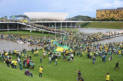 Invasión violenta de partidarios de Bolsonaro en las sedes de los tres poderes en Brasil
