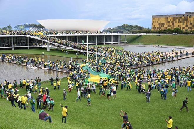 Invasión violenta de partidarios de Bolsonaro en las sedes de los tres poderes en Brasil