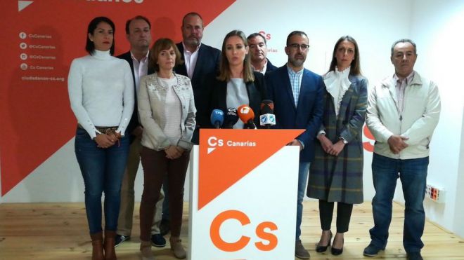 “Sánchez se olvida de las islas y el gobierno de CC no invierte el dinero”