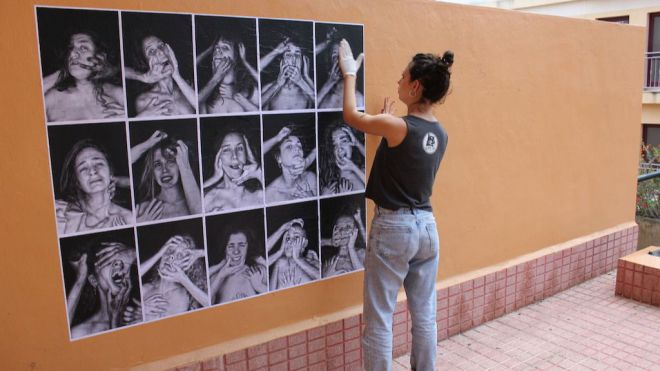 La artista Sara Batuecas realiza un mural de foto protesta contra la violencia machista