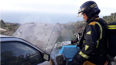 Bomberos de Tenerife extingue el fuego declarado en varios vehículos durante este fin de semana