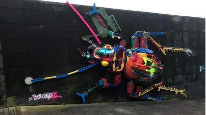El artista Bordalo II crea un escarabajo gigante con materiales reciclados en el entorno de Anaga