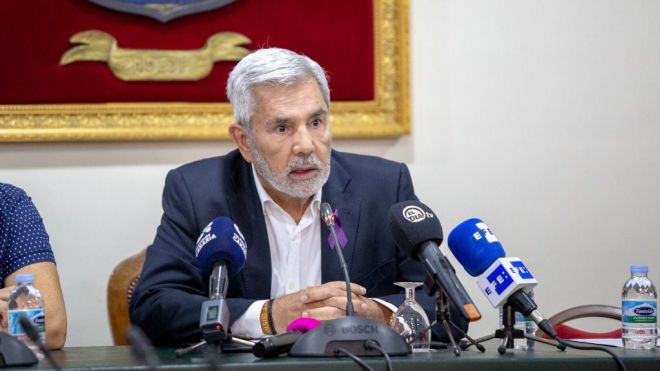 El alcalde de Adeje dice que el asesinato de la mujer y su hijo fue planificado