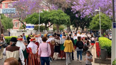 Las cruces y las flores festejan el día grande de las fiestas de Santa Cruz
