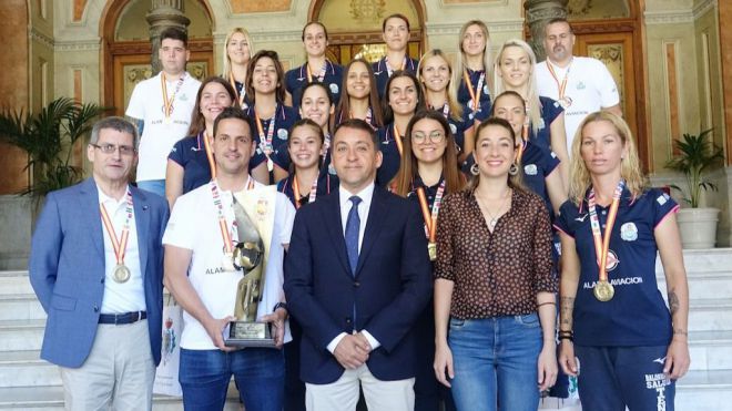 El alcalde recibe al Balonmano Salud por su ascenso a la Liga Guerreras Iberdrola