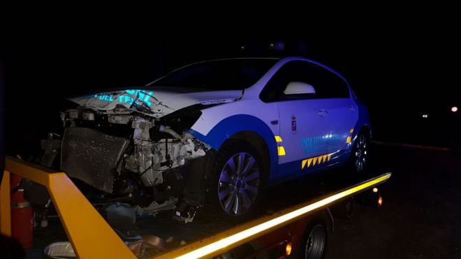 Roban una guagua en Guía de Isora y chocan contra un coche de la Policía Local en su huida
