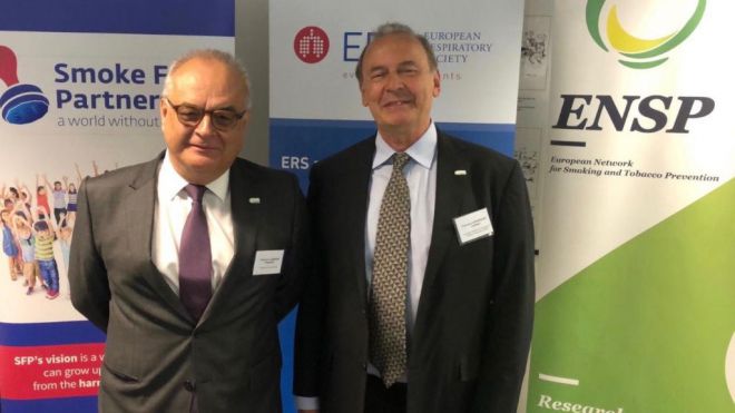 Los dentistas de Las Palmas apoyan en Europa el control del tabaquismo
