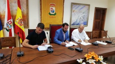 Firma del convenio entre FEDEPALMA y el Ayuntamiento de Tijarafe