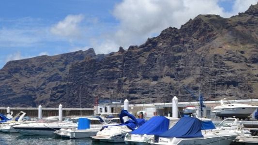 El Puerto Deportivo de Los Gigantes iza por séptimo año consecutivo su Bandera Azul