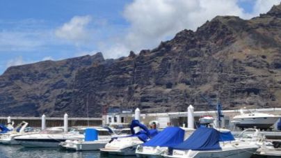 El Puerto Deportivo de Los Gigantes iza por séptimo año consecutivo su Bandera Azul