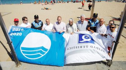 La playa de Las Canteras iza las Bandera Azul y la Q de Calidad Turística