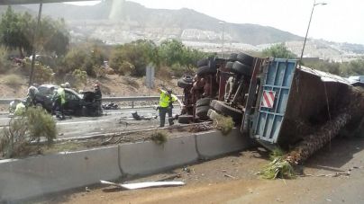 Fallece una mujer en el accidente ocasionado por el vuelco de un camión en la TF-1