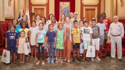 El Ayuntamiento recibe la visita de los niños y niñas saharauis que pasan sus vacaciones en la isla