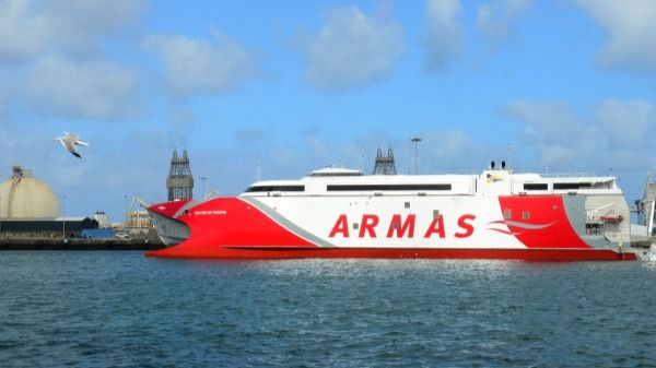 El catamarán 'Volcán de Tagoro', el fast ferry más avanzado del mundo, arriba a Canarias