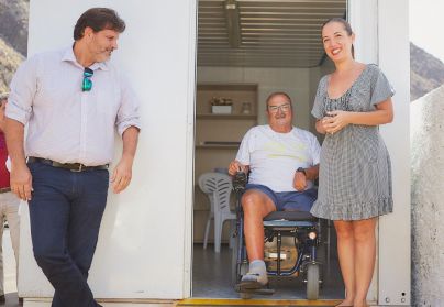 El Ayuntamiento instala un vestuario accesible en la playa de Las Teresitas