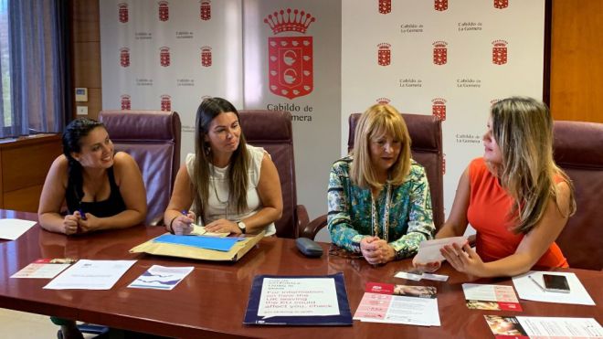 El Cabildo recibe a representantes del consulado británico para estrechar lazos de cooperación