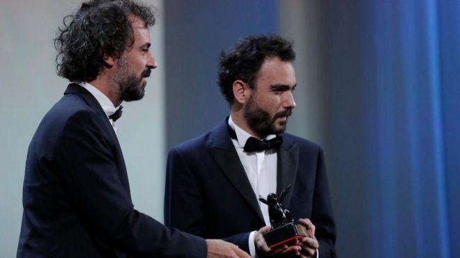 Théo Court, mejor director en la sección Horizontes de Venecia por 'Blanco en blanco'