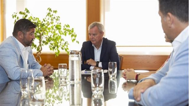Franquis se compromete con los empresarios del sur de Tenerife a 'impulsar' el cierre del anillo insular