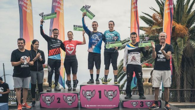 Adal Capote y Alba Albaladejo dominan el espectacular descenso de la Transvulcania Bike