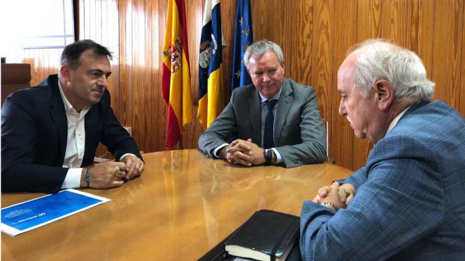 Franquis mantiene un encuentro con representantes de Binter y Air Europa para tratar sobre la conectividad aérea