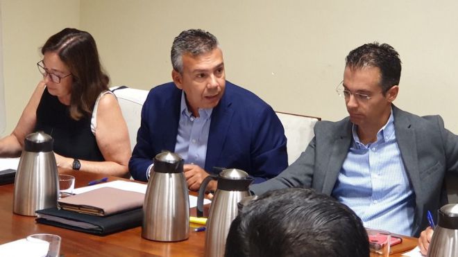 “El nuevo gobierno municipal frena el reasfaltado de calles de Santa Cruz”